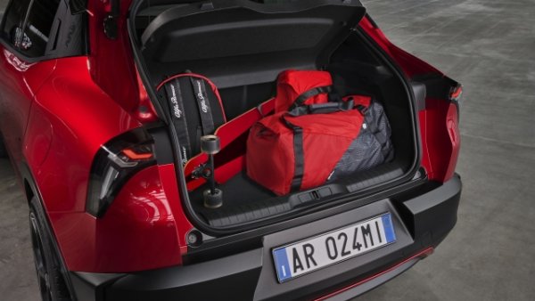 Новият модел на италианците е използвал добре скъсената опашка - почит към класическите Alfa Romeo, проектирани от Zagato. Така получава  багажник от 415 литра, който става 1280 с напълно спусната седалка. Плюс и много правилна форма, която улеснява маневрите за товарене и разтоварване. 

Junior има 417 см дължина, 178 см ширина, 153 см височина и 256 см междуосие. Цената на базовото ниво с мекия хибрид със 136 к.с. започва от 29 900 евро в Италия, например, у нас ще е наличен в края на годината.